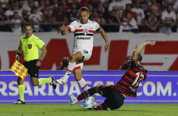 Pelo Campeonato Brasileiro, o São Paulo voltou a apresentar problemas que era do ano passado. Afinal, nos quatro jogos da competição no mês, o Tricolor venceu três ( Flamengo,  Atlético-GO e Vitória), sendo todas no Morumbis, além de uma derrota, para o Palmeiras, fora de casa - Foto: Rubens Chiri / Saopaulofc