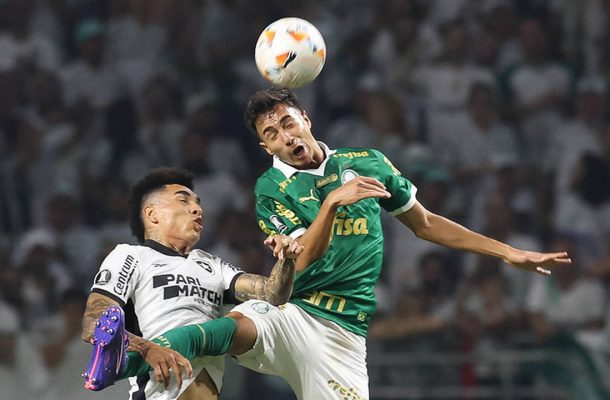 Já no duelo da volta, no Allianz Parque, Verdão sai perdendo por 2 a 0, mas consegue empatar em 2 a 2. Gustavo Gómez até chegou a marcar o terceiro, que levaria o jogo para os pênaltis, mas o defensor estava impedido. Assim, o Palmeiras foi eliminado da Libertadores de forma precoce, ainda nas oitavas de final. - Foto: Cesar Greco/Palmeiras