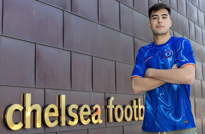 Aaron Anselmino é o novo reforço do Chelsea, mas permanecerá no Boca por mais um temporada - Foto: Divulgação / Chelsea