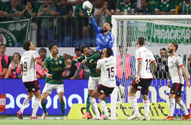 AGOSTO -  No jogo de volta das oitavas da Copa do Brasil, contra o Flamengo, Palmeiras pressiona, encurrala o rival carioca, mas vence por apenas 1 a 0 e acaba eliminado da competição. A partida também ficou marcada pela expulsão de Abel Ferreira, que fez um gesto obsceno em direção ao juiz. - Fotos: Gilvan de Souza/Flamengo