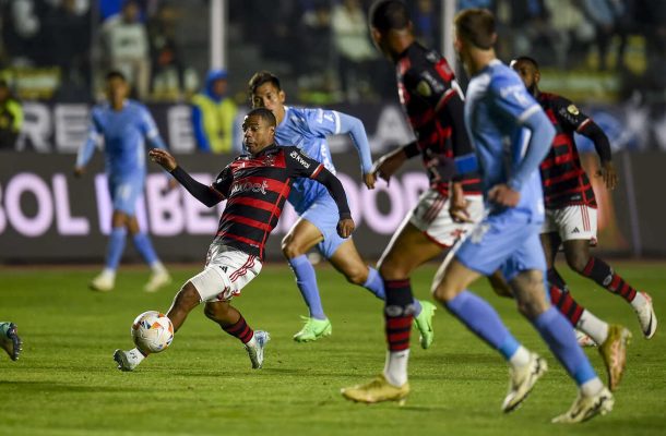 Por conta dessa sequência, o técnico Tite decidiu poupar para a terceira rodada da Libertadores contra o Bolívar. Assim, o treinador conheceu sua primeira derrota por 2 a 1, na altitude de La Paz. O treinador foi muito criticado por essa opção, mas explicou na época que não poderia colocar os atleta em eventuais lesões. Com este resultado, o Flamengo perdeu uma invencibilidade de 20 jogos. Foto: Flamengo/Marcelo Cortes