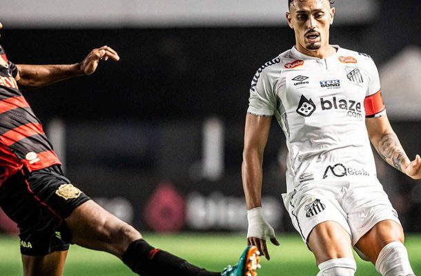 AGOSTO - Após um mês de superação em julho, o Santos voltou a oscilar em agosto. Com muitos empates, o Peixe voltou a perder à liderança do torneio e viu a pressão aumentar para cima de Fábio Carille. - Foto: Divulgação/Santos FC