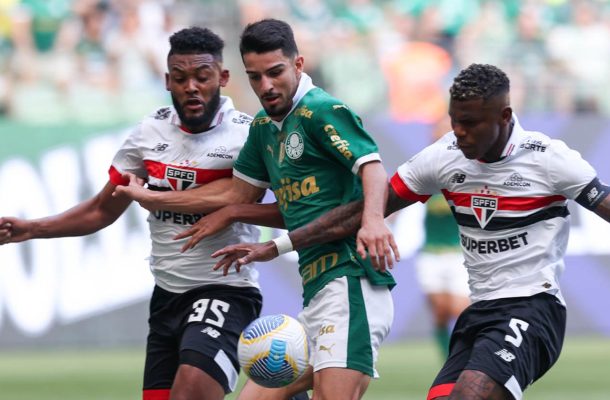 Pelo Brasileirão, o Palmeiras não perdeu, mas deixou escapar pontos importantes. Afinal, apesar das vitórias diante de São Paulo (2 a 1 ) e Cuiabá ( 5 a 0), o Verdão empatou com Internacional e Flamengo, ambos por 1 a 1 e não conseguiu encostar no Botafogo. - Foto: Cesar Greco/Palmeiras