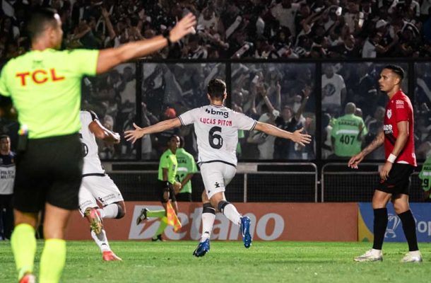 AGOSTO - O MÊS PERFEITO. O time passou invicto pelo período, com quatro vitórias em seis jogos. Na ocasião, o Vasco avançou na Copa do Brasil ao eliminar o Atlético-GO com vitória por 1 a 0 em São Januário - outro jejum encerrado, já que o Vasco não chegava às quartas da competição desde 2015 (nove anos). Foto: Leandro Amorim/Vasco 