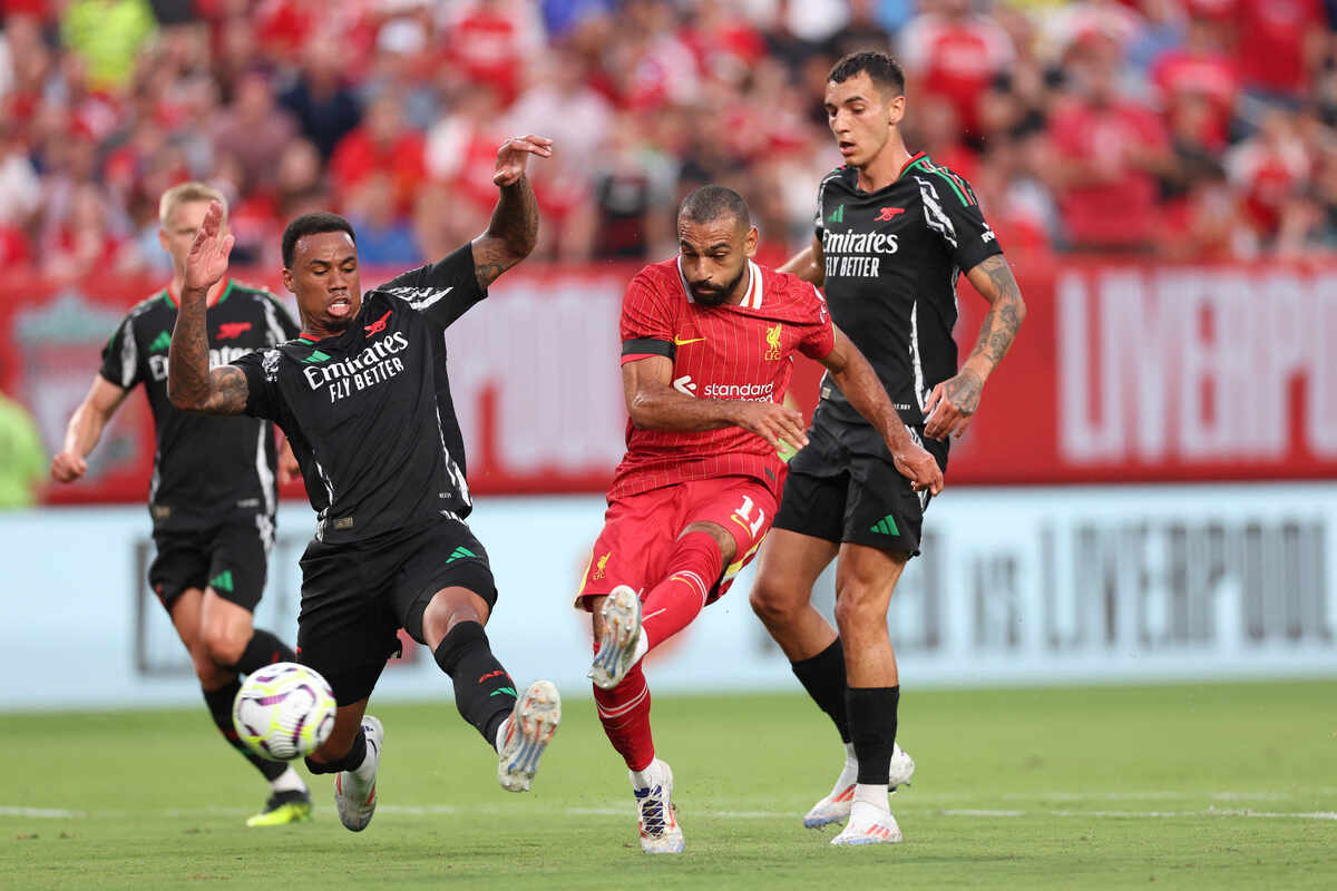 Salah em ação pelo Liverpool contra o Arsenal em amistoso - Foto: Charly Triballeau/AFP via Getty Images