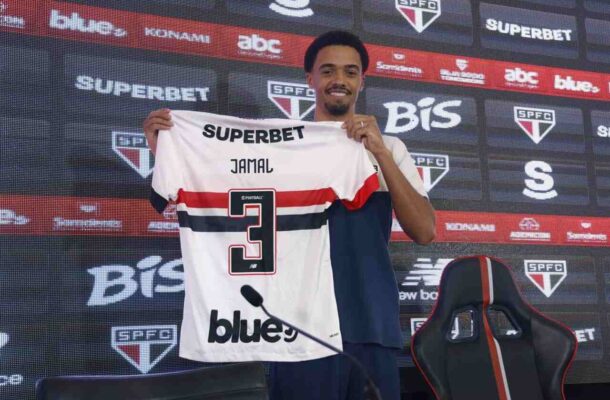 São Paulo se reforça na janela do meio do ano e anuncia as contratações do zagueiro Ruan Tressoldi, do volante Santiago Longo e do lateral-esquerdo Jamal Lewis. O jogador da Irlanda do Norte, aliás, foi uma verdadeira surpresa para a torcida, por se tratar de um atleta bastante ''alternativo''. - Foto: Divulgação / São Paulo