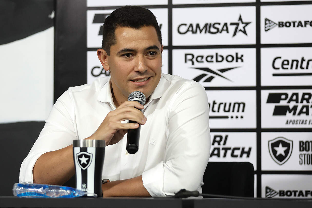 Pedro Martins durante as apresentações de Vitinho e Adryelson no Botafogo - Foto: Vitor Silva/Botafogo