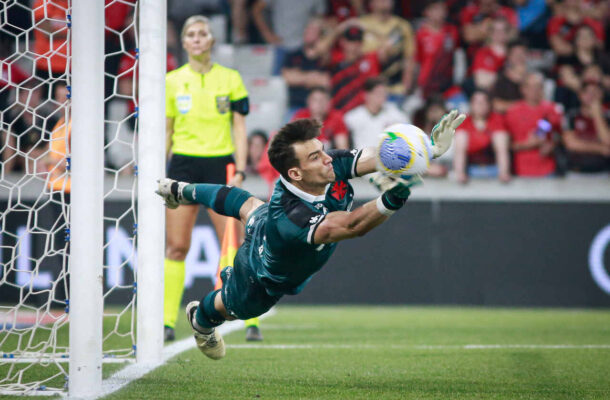 SETEMBRO - No nono mês do ano, houve a passagem à semifinal da Copa do Brasil, mas o início de nova crise. A derrota para o Athletico não pesou tanto, já que o Vasco conseguiu a vaga na semifinal da Copa do Brasil nos pênaltis. Foto: Matheus Lima/Vasco