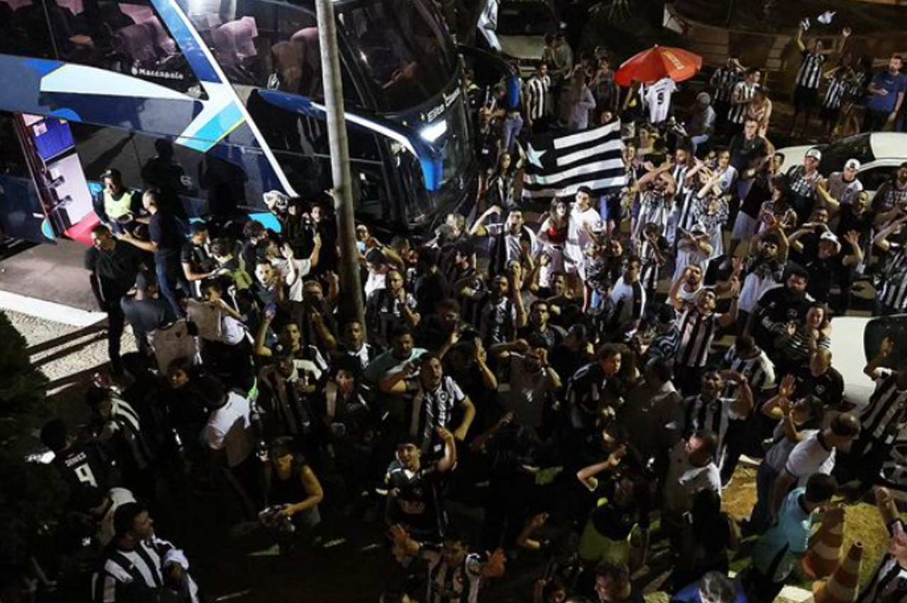 Botafogo chega a Brasília com festa e grande recepção ao time