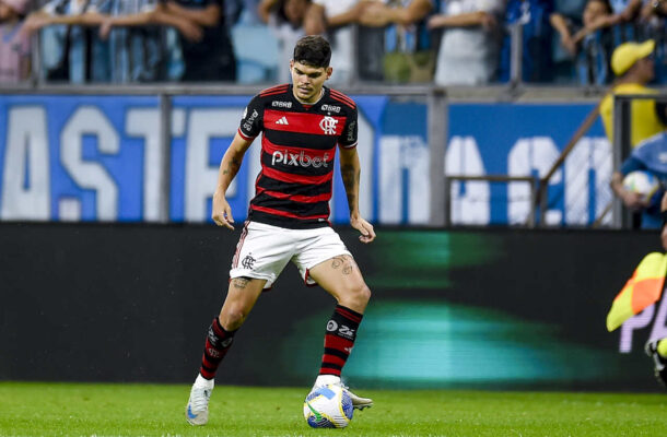 AYRTON LUCAS - Falhou na cobertura no lance do gol de Alerrandro. Apareceu bastante no apoio, mas, assim como Wesley, não foi preciso nos arremates e quando tentou finalizar no prmerirto tempo. Teve o mérito de empatar o jogo  com um gol de raça - NOTA 6,0 - Foto:  Marcelo Cortes/Flamengo