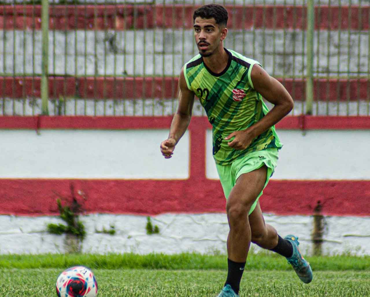 Felipe Loureiro em ação com a camisa do Bangu - Foto: Allan Pereira/ Bangu A.C