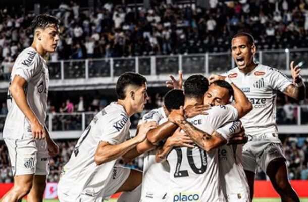 SETEMBRO - Para voltar a engatar na Série B, Santos consegue emendar três vitórias seguidas, contra Brusque, América-MG e Botafogo-SP, mas não consegue abrir distância para o Novorizontino, que seguia na cola do Peixe. - Foto: Raul Baretta/ Santos FC.