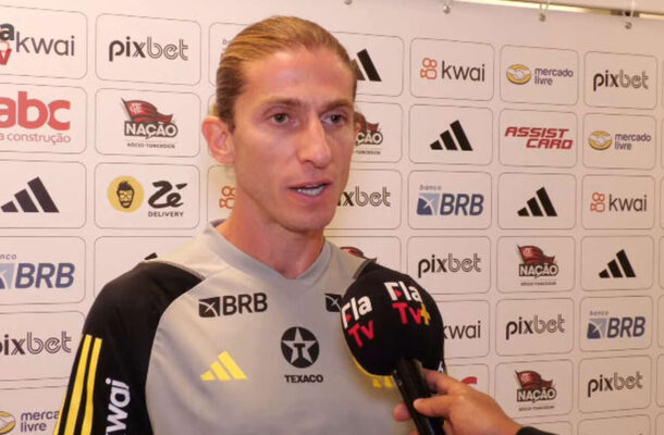 OUTUBRO: Posteriormente, o clube apresentou Filipe Luís como novo técnico do profissional. Depois de comandar as categorias Sub-17 e Sub-20 do clube ao longo de 2024, ele foi escolhido para substituir Tite, na condição de técnico efetivo, com contrato até dezembro de 2025. Logo em seu anúncio, ele declarou ser ofensivo. Foto: Reprodução/FlaTV