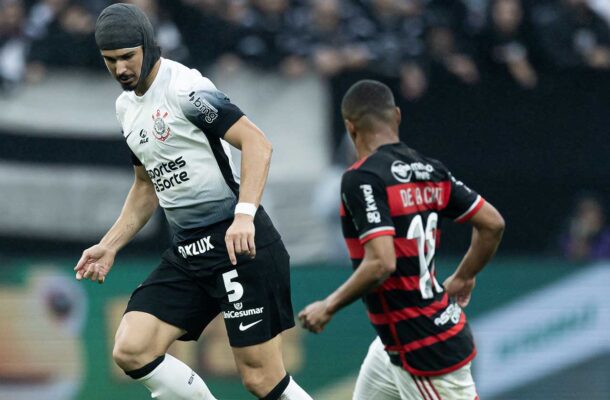 Logo na estreia de Filipe Luís, o Flamengo já foi mais intenso para construção das jogadas e venceu por 1 a 0, no Maracanã, pelo jogo de ida das semifinais da Copa do Brasil. O treinador ainda emplacou mais duas vitórias pelo Brasileirão. O Além disso, o treinador deu chance para Gabigol como titular da equipe. O camisa 99 não era muito utilizado e ganhou ânimo na reta final. Foto: Rodrigo Coca/Ag. Corinthians