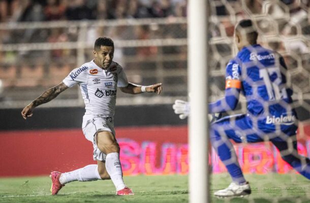 Santos vence o Ituano por 2 a 0 e se aproxima do acesso para a elite do futebol nacional. A partida marcou também a primeira do goleiro Diógenes como profissional. - Foto: Divulgação/Santos FC