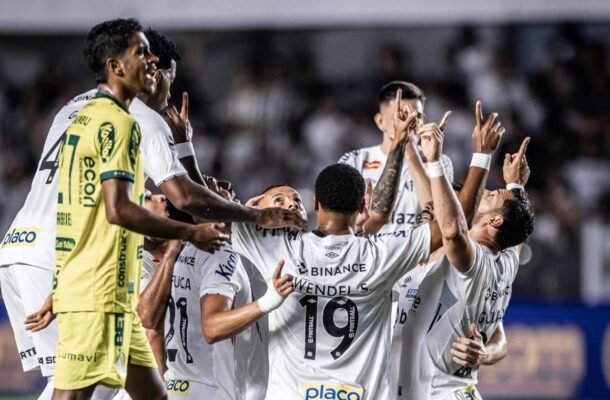 OUTUBRO - Santos segue com suas oscilações. Peixe engata duas vitórias e duas derrotas nas quatro partidas seguintes, mas consegue se manter na liderança. Um dos triunfos acontece contra o Mirassol, um dos concorrentes na briga pelo acesso e pela taça. - Foto: Divulgação/Santos FC