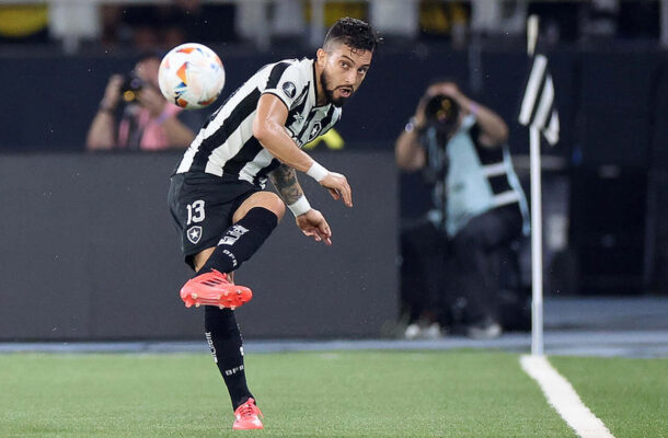 ALEX TELLES - Poderia ter aparecido mais no ataque, mas foi muito seguro e não comprometeu. NOTA: 6,0 - Foto: Vitor Silva/Botafogo.