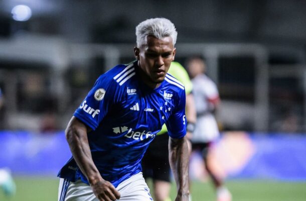 GABRIEL VERON - Pouco acionado no ataque, mas ajudou no setor defensivo. Saiu aos 36 do segundo tempo para a entrada do Weverton. Nota: 5,5 - Foto:  Gustavo Aleixo/Cruzeiro   