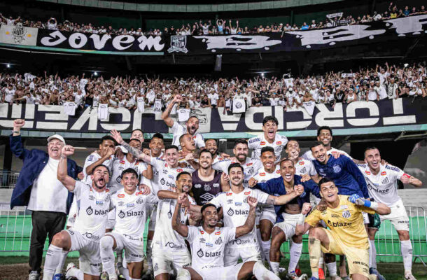 Peixe se impõe no Couto Pereira, vence o Coritiba por 2 a 0 e garante seu retorno para à Série A. Feito é muito comemorado ainda no estádio e Santos consegue superar o pior pesadelo vivido na história do clube. - Foto: Raul Baretta/ Santos FC.