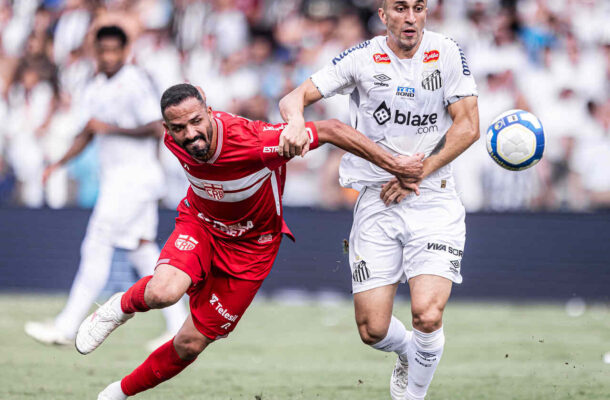 Na festa do título, CRB frustra comemorações e vence o Santos por 2 a 0, em plena Vila Belmiro. Peixe levanta a taça de campeão da Série B, mas torcida protesta com atuações abaixo durante toda a competição. Adeptos também pedem a saída de Fábio Carille. - Foto: Raul Baretta/ Santos FC.