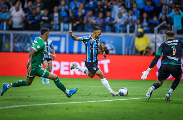 BRAITHWAITE - O atacante dinamarquês se destacou mais uma vez com o jogo fora da área. Se no ataque não conseguiu aparecer tanto, se notabilizou na defesa, além da liderança que transmite. Nota: 6. - Foto: Lucas Uebel/Grêmio FBPA