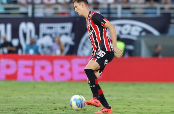 PATRICK - Deveria ter sido escalado como titular, mas só entrou no jogo aos 16 minutos do segundo tempo. Mesmo sem ser brilhante, melhorou consideravelmente o lado esquerdo do São Paulo.. NOTA 6,0 - Foto: Rubens Chiri/saopaulofc.net