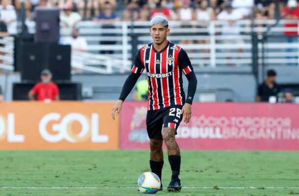 RUAN - Não poucas vezes cochilou, marcando à distância. Além disso, após uma jogada pela direita, mandou contra a própria meta, selando o segundo gol do Grêmio. NOTA 3,5 - Foto: Rubens Chiri/saopaulofc.net