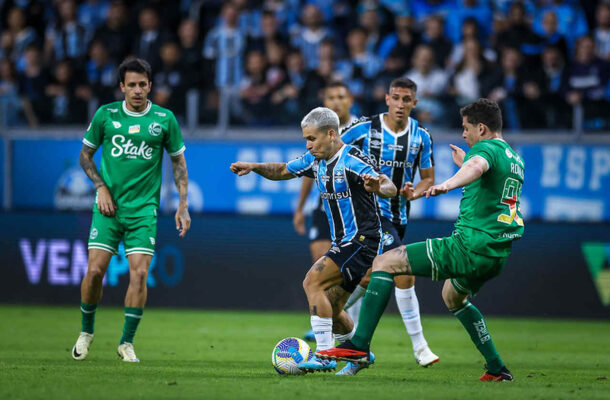 SOTELDO: No mano a mano com Matheuzinho, foi engolido e bem marcado. NÃ£o contribuiu para o jogo. NOTA: 3,5. Foto Lucas Uebel/GrÃªmio