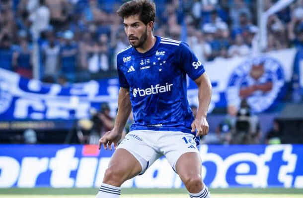 LUCAS SILVA - Melhor jogador de linha do Cruzeiro. Cobrou faltas, fez lançamentos e foi o responsável pelas melhores oportunidades do Cruzeiro. Ele quem deu a arrancada e assistência para o gol de Tevis e quem cruzou no gol perdido de João Marcelo. Nota: 7,5- Foto: Gustavo Aleixo/Cruzeiro