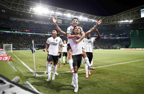 Na ''final'' do Campeonato Brasileiro, Palmeiras e Botafogo se enfrentaram no Allianz Parque. O Verdão precisava de apenas um empate para se manter na liderança. Contudo, os cariocas se impõe, mesmo fora de casa, vencem por 3 a 1 e reassumem o primeiro lugar. Alviverde não depende apenas de si pelo tri. Abel Ferreira ouve gritos de burro de parte da torcida. - Foto: Vitor Silva/Botafogo