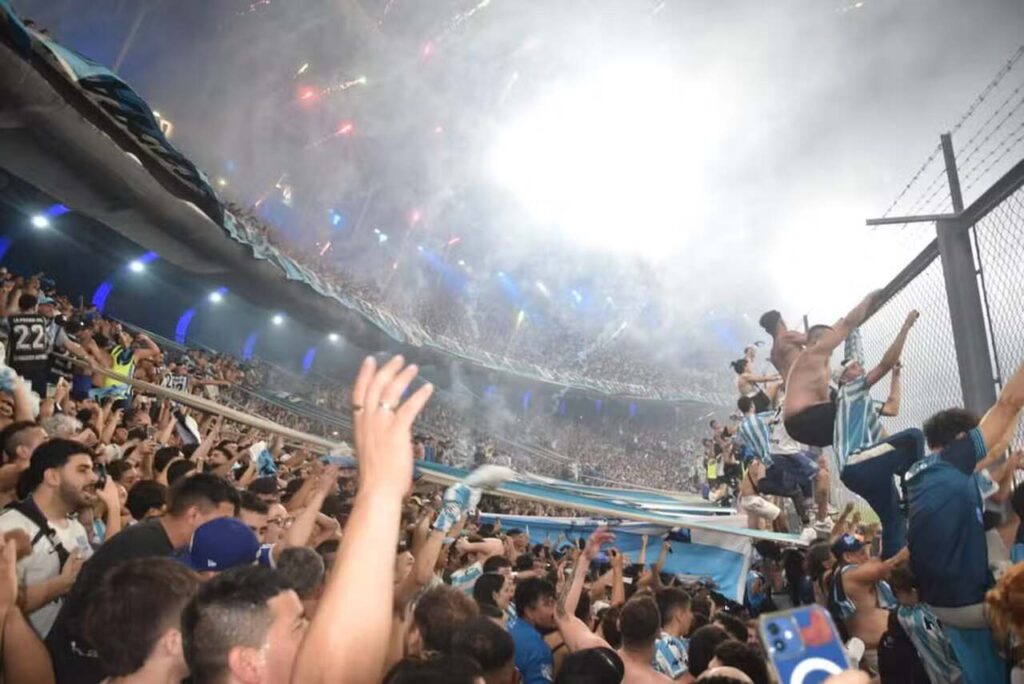 festa-da-torcida-do-racing-contra-o-corinthians-rende-punicao