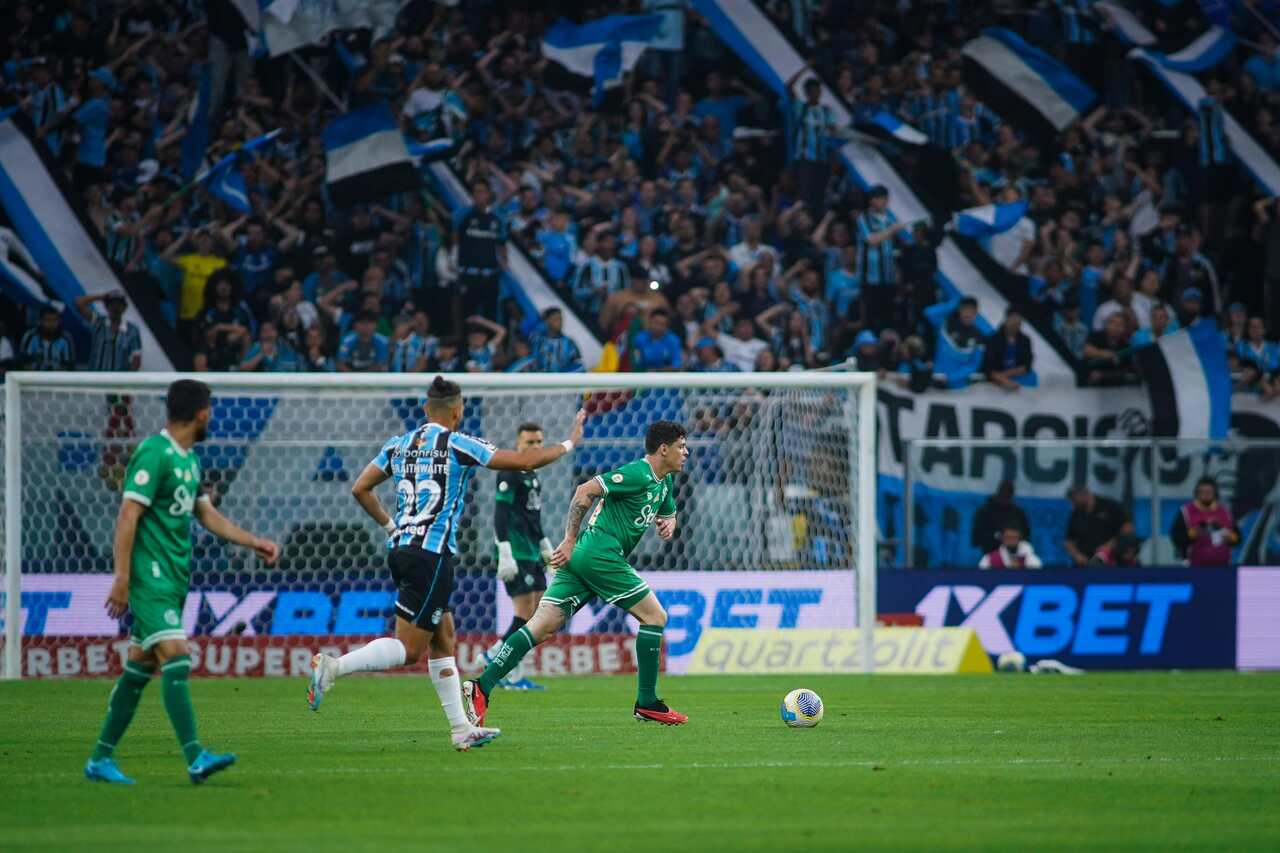 Grêmio aproveita vacilo do Juventude, marca no fim e arranca empate 