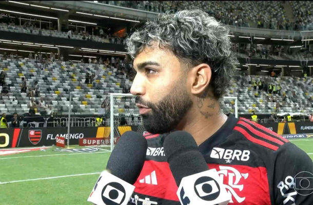 Ainda em campo após título do Flamengo, Gabigol anunciou sua saída do clube, criticou a diretoria e o técnico Tite. O caso gerou grande repercussão interna e externamente. Foto: Reprodução/TV Globo