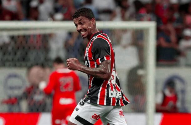 LUIZ GUSTAVO - Com um belo chute na entrada da área, anotou o gol do São Paulo e deu um fio de esperança ao time e buscar o empate que não veio. Além disso, sofreu um pênalti não marcado pela arbitragem. Alternou bons e maus momentos na marcação. NOTA 6,0 - Foto: Divulgação/São Paulo