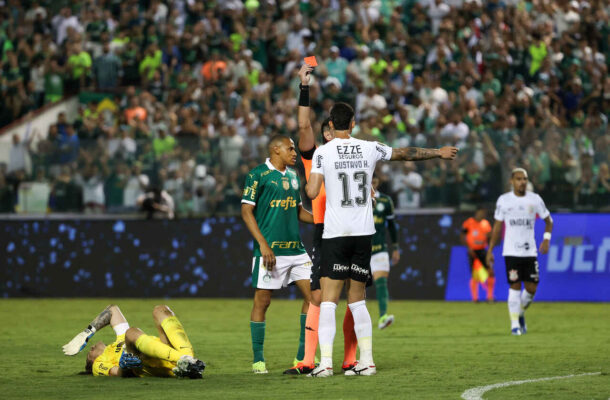 Contudo, o jogo que mexeu com os ânimos na Academia de Futebol foi o Derbi contra o Corinthians. O Palmeiras vencia o arquirrival por 2 a 0, mas deixou o Alvinegro empatar nos minutos finais. Um detalhe, o Verdão jogou a reta final da partida com um jogador a mais, mas mesmo assim acabou cedendo o empate. O embate também ficou marcado pela falha do goleiro Weverton, no segundo tento do Timão. - Foto: Fabio Menotti/Palmeiras