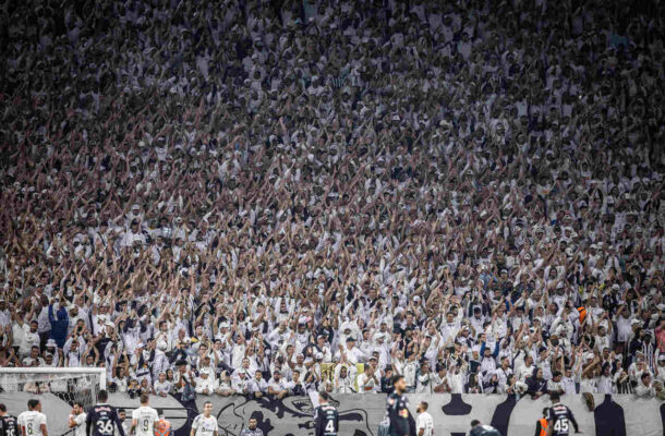 Na semifinal, o Santos repetiu a estratégia de mandar o jogo longe da Vila Belmiro. O palco desta vez foi a Neo Química Arena. Com pouco mais de 44 mil apgantes, o Peixe venceu por 3 a 1 e avançou para a grande decisão do Campeonato Paulista. - Foto: Raul Baretta/ Santos FC.