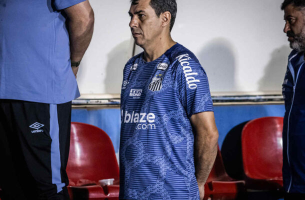 Além disso, a torcida e alguns membros do conselho pedem a saída de Fábio Carille. Contudo, treinador ganha o respaldo da diretoria e do elenco para seguir com o trabalho. - Foto: Raul Baretta/ Santos FC.