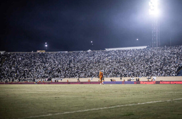 A derrota para o Botafogo-SP, aliás, gerou uma polêmica dentro do clube. Isso porque o Santos vendeu o mando de campo e atuou em Londrina, para ter um público maior assim como foi no Campeonato Paulista. Contudo, a logística foi muito questionada, os jogadores relataram cansaço, que culminaram na sequência negativa na temporada. - Foto: Raul Baretta/ Santos FC.