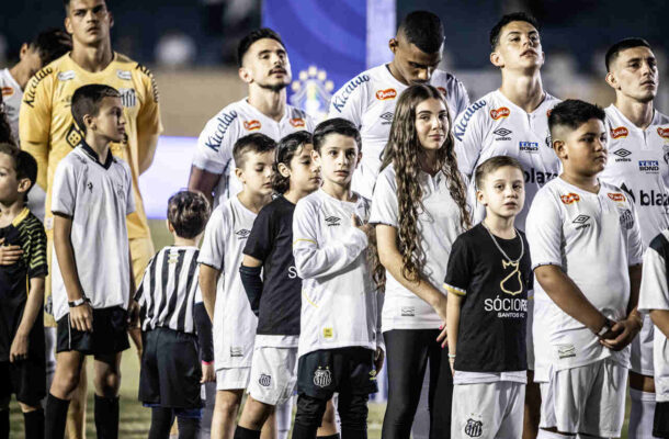 A sequência de derrotas, aliás, fez com que o Santos não perdesse só a liderança da Série B, mas também que saísse do G-4. Assim, colocando em risco o principal objetivo do clube no ano que era o acesso para a elite. - Foto: Raul Baretta/ Santos FC.