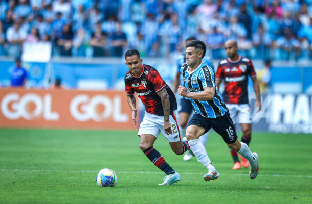 ARAVENA - O chileno teve a oportunidade de começar o jogo como titular e ganhar rodagem. Entretanto, saiu lesionado no primeiro tempo e, como o Tricolor sofreu no início do jogo, não conseguiu aparecer no ataque. Nota: 5. - Foto: Lucas Uebel/Grêmio FBPA