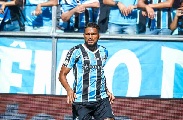 REINALDO: Sempre chegando à linha de fundo e chutando ao invés de cruzar, não muda esse comportamento. Segue sendo um jogador mediano para baixo e, novamente, fez um jogo péssimo, tanto no ataque quanto na defesa. NOTA: 3,5. Foto Lucas Uebel/Grêmio