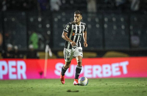 FAUSTO VERA - Praticamente um zagueiro a mais, fechando espaços na defesa. Na criação, não foi efetivo.  Poderia salvar o um dos gols, mas chegou atrasado. NOTA 5,0. Foto: Pedro Souza / Atlético