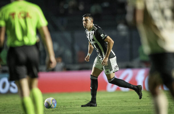 BATTAGLIA - Apesar de uma falha em jogo aéreo, fez bem seu papel na marcação e nas antecipações, conseguindo anular quem caía pelo seu lado. Mas, assim como toda defesa, teve brancos na marcação que ajudaram o Vasco a crescer, pressionar e chegar ao triunfo. NOTA 5,0. Foto: Pedro Souza / Atlético