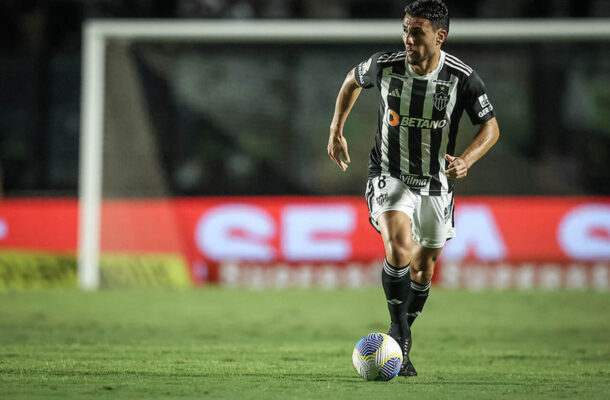 JUNIOR ALONSO - Apesar de o atacante adversário ter jogado mais pelo seu lado, o zagueiro conseguiu levar vantagem no primeiro tempo. Se perdeu na etapa final e um gol foi em cima dele. NOTA 4,5. Foto: Pedro Souza / Atlético