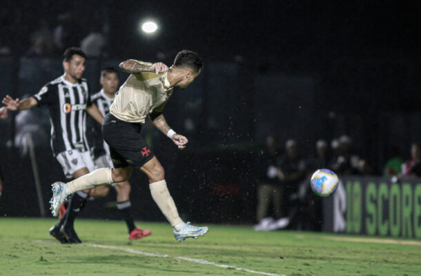 DEZEMBRO - ApÃ³s o empate da estreia contra o jÃ¡ rebaixado AtlÃ©tico-GO, vieram duas vitÃ³rias nos jogos finais da temporada e a classificaÃ§Ã£o Ã  Sul-Americana. Garantindo, assim, o retorno do clube Ã s competiÃ§Ãµes internacionais apÃ³s cinco anos. Foto: Matheus Lima/Vasco