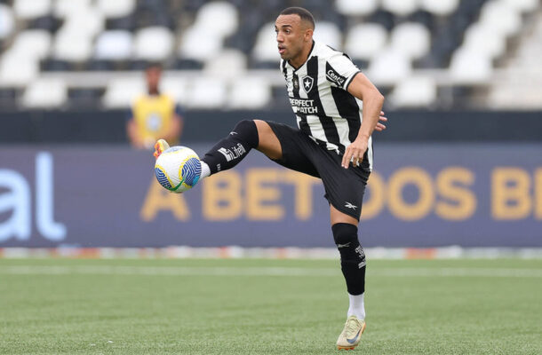 MARÇAL - Atuando pela primeira vez na zaga, foi bem e não sofreu, muito por conta da baixa ofensividade do São Paulo. Também ajudou bem nas saídas de bola, com muita qualidade no passe. NOTA: 6,5 - Foto: Vitor Silva/Botafogo.