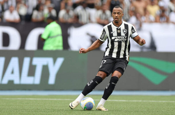 MARLON FREITAS - Após aparecer bem na roubada de bola do primeiro gol, vacilou no tento do São Paulo. Dormiu no lance e perdeu a bola para William Gomes, que saiu na cara do John. NOTA: 5,5 - Foto: Vitor Silva/Botafogo.