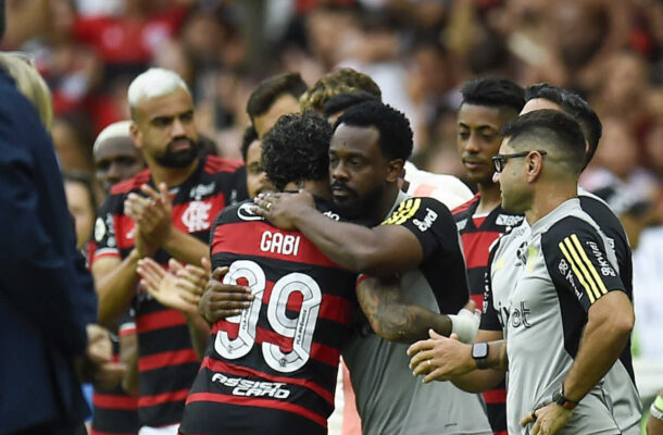 A última rodada do Brasileirão também marcou a despedida de Gabigol do Flamengo após ano conturbado. No empate com o Vitória por 2 a 2, Gabriel Barbosa marcou dois gols e finalizou a sua passagem de forma gloriosa. Da meteórica campanha iniciada em 2019 até 2024, o atacante conquistou 13 títulos e marcou 106 gols em 306 jogos. O jogador ganhou muito carinho das arquibancadas. Os rubro-negros prepararam mosaico e bandeiras com momentos que lembraram a passagem de Gabigol pelo clube. 