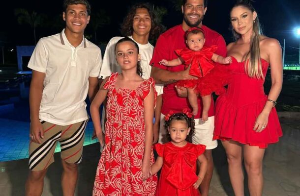 Já o ídolo do Atlético-MG, Hulk,  deixou o verde da raiva de lado e esbanjou o vermelho de natal ao lado de sua família, para comemorar mais uma festa de final de ano - Foto: Reprodução/Instagram 