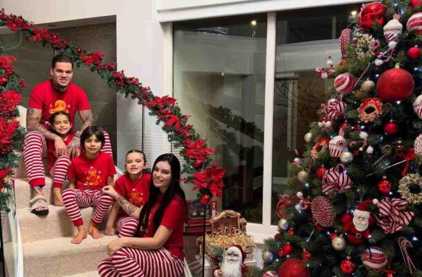 A foto familiar na escada é uma tradição natalina já. E quem nos proporcionou este momento foi o goleiro Ederson. Ao lado de sua família, o arqueiro posou em um momento típico do natal, celebrando mais uma festa em sua casa na Inglaterra - Foto: Reprodução/Instagram